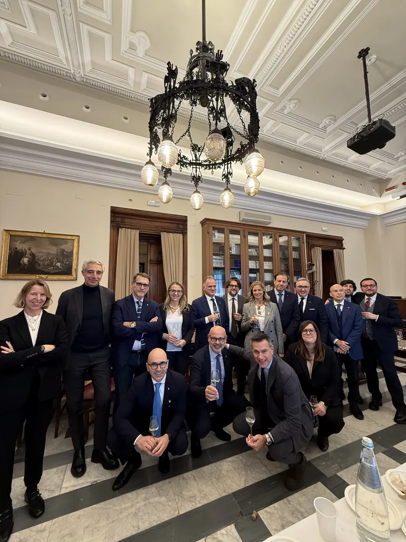 Marco Osnato con i commissari della VI Commissione Finanze